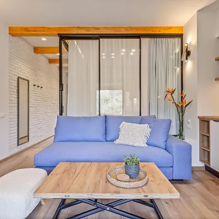 Lola Apartment *